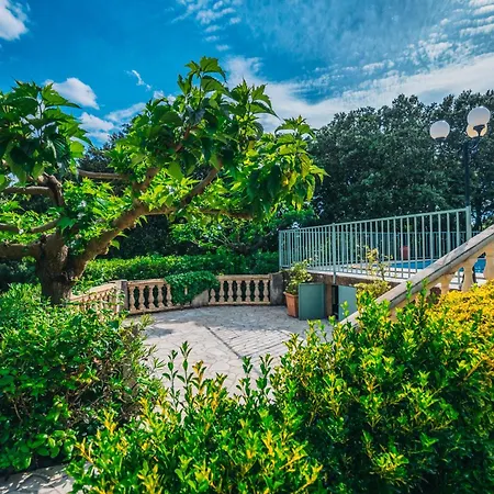 Magnifique Provencale Avec Piscine Et Jardin Pouzilhac