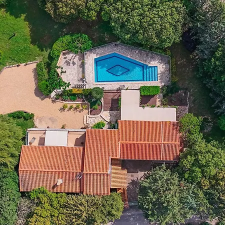 Magnifique Provencale Avec Piscine Et Jardin Pouzilhac