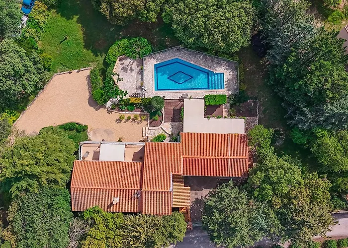 Magnifique Provencale Avec Piscine Et Jardin Pouzilhac